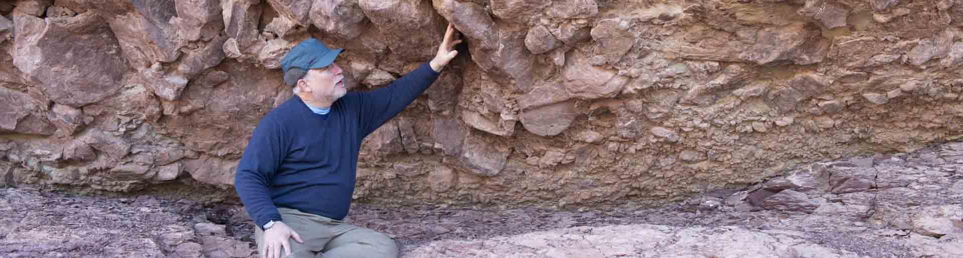 Dr. 惠特莫尔在大峡谷检查岩石.